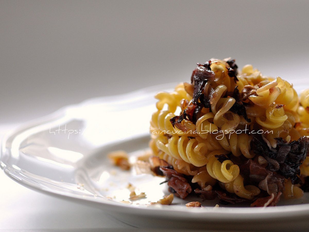 Fusilli con radicchio, speck e noci