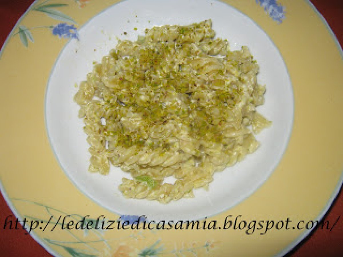 Fusilli con ricotta di capra e pistacchi
