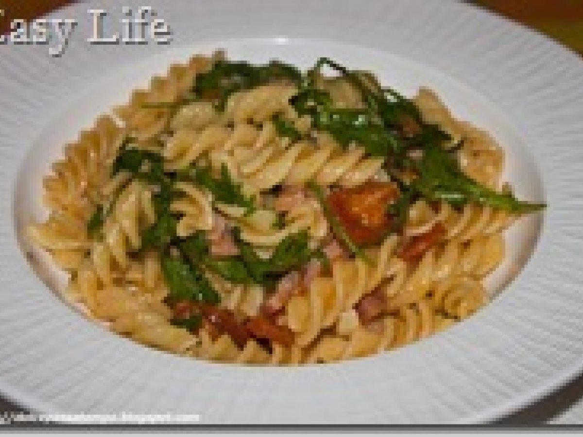 Fusilli con speck, pomodorini e rucola