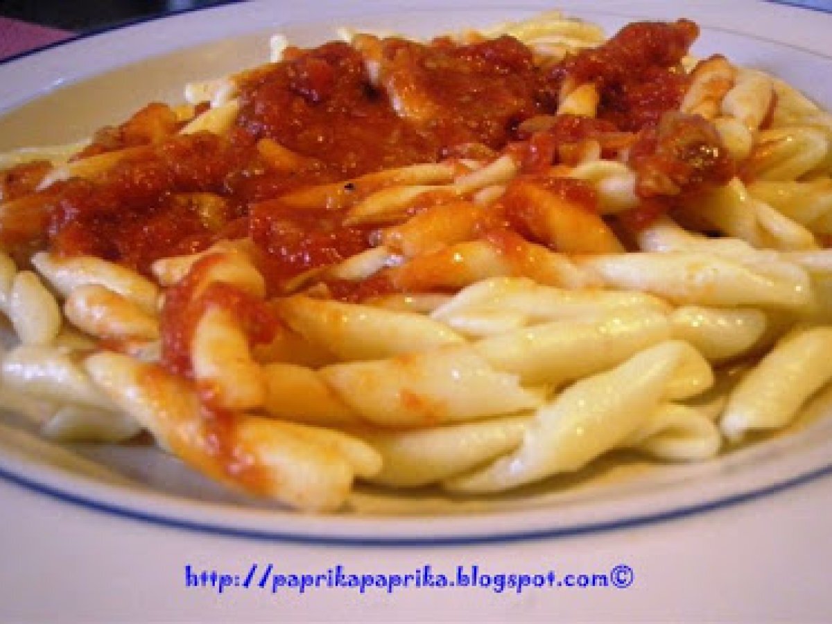 Fusilli con sugo di carne d'agnello e pomodoro
