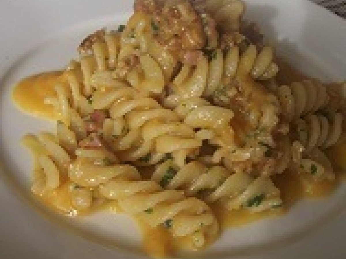 Fusilli con zucca, noci e speck