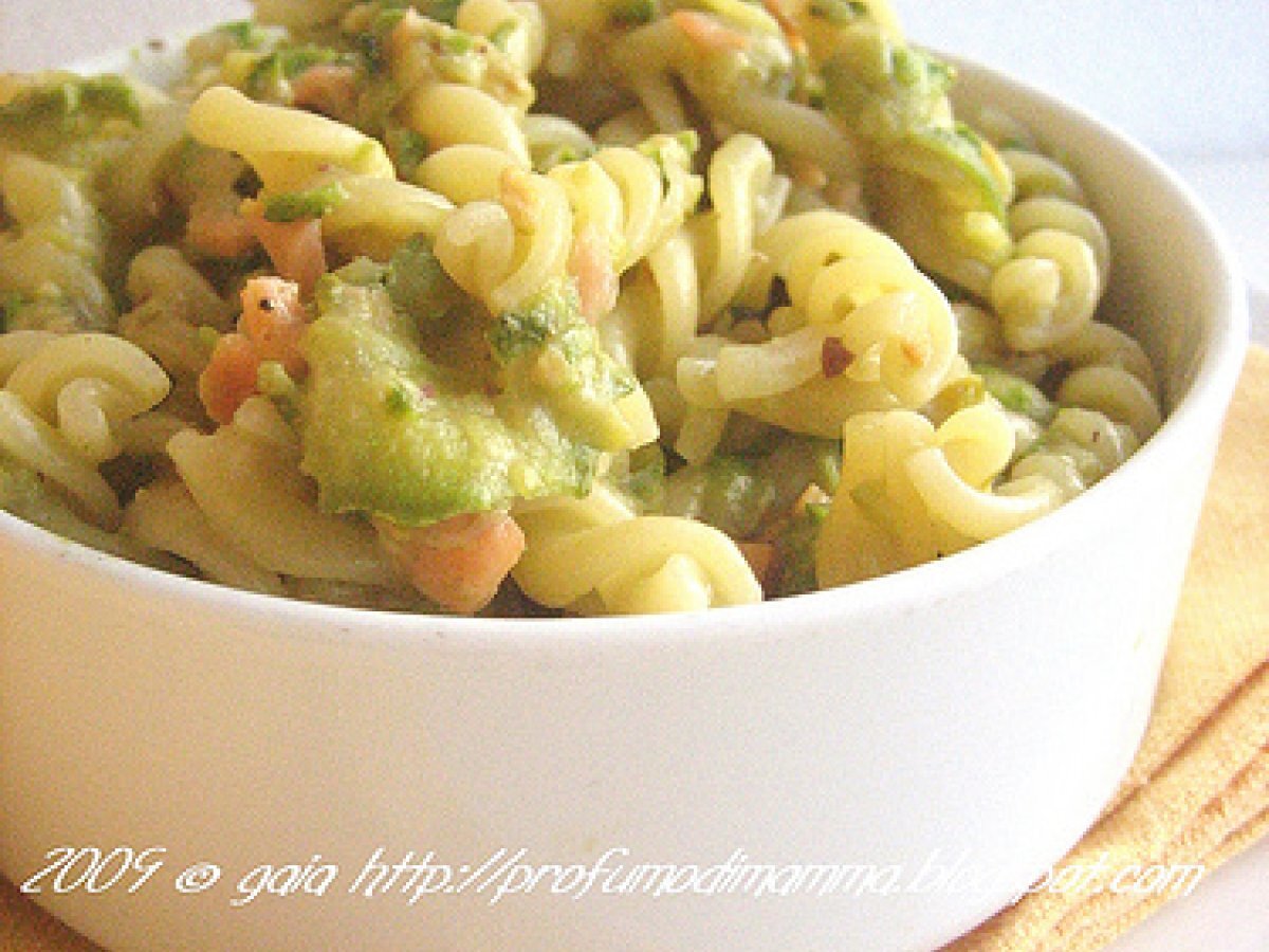 Fusilli con zucchine, salmone e pistacchi