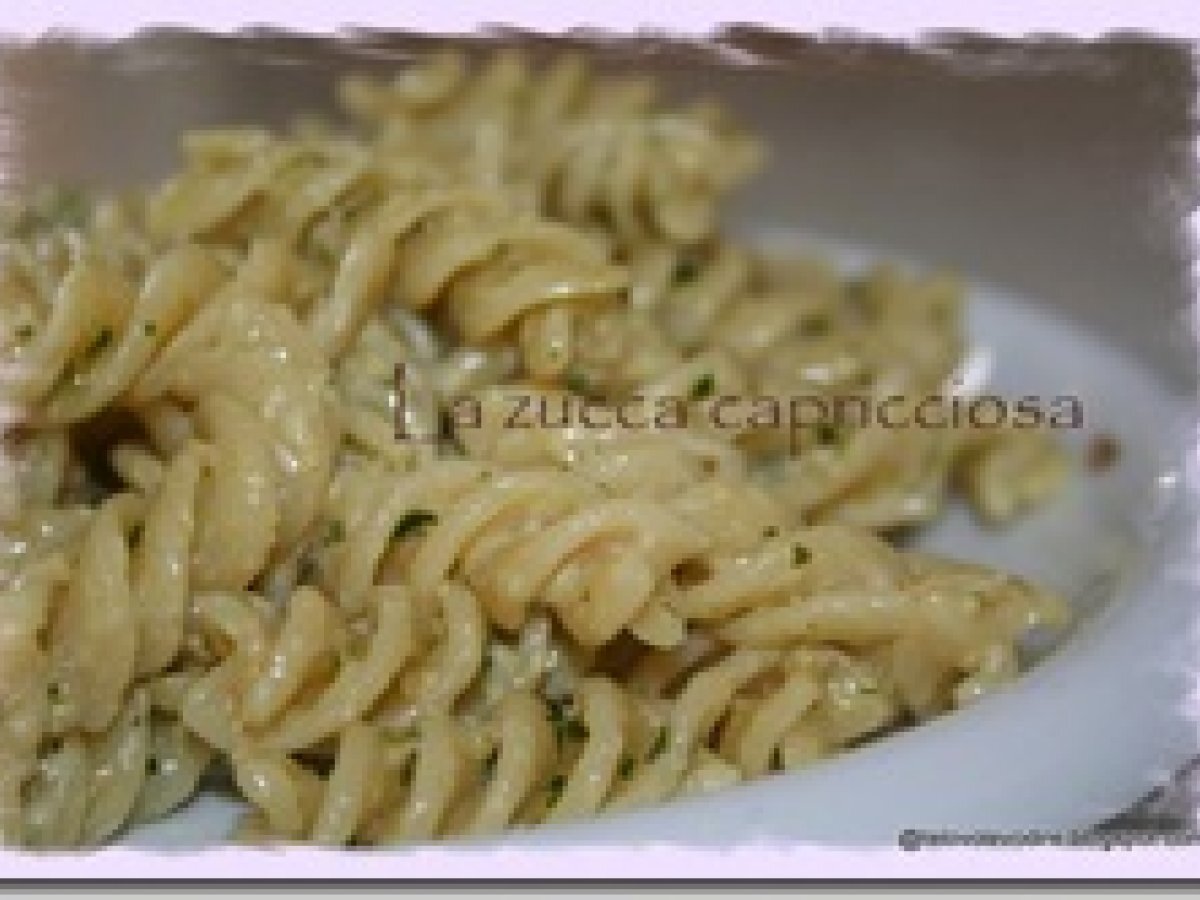 Fusilli freddi al pesto e crema di tonno