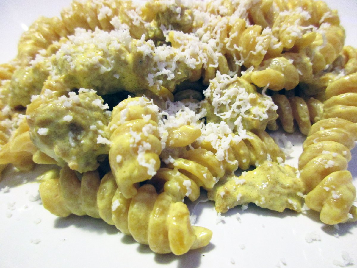 Fusilli integrali con salsiccia, zafferano e ricotta salata