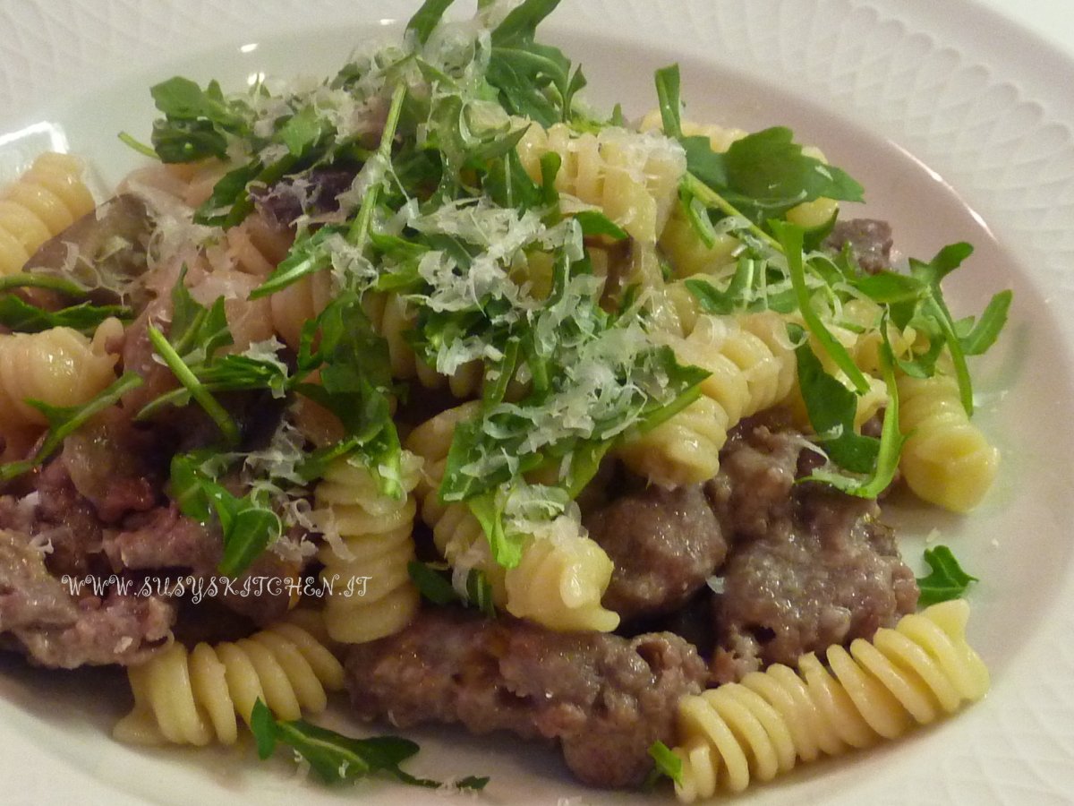 Fusilli melanzane salsiccia rucola