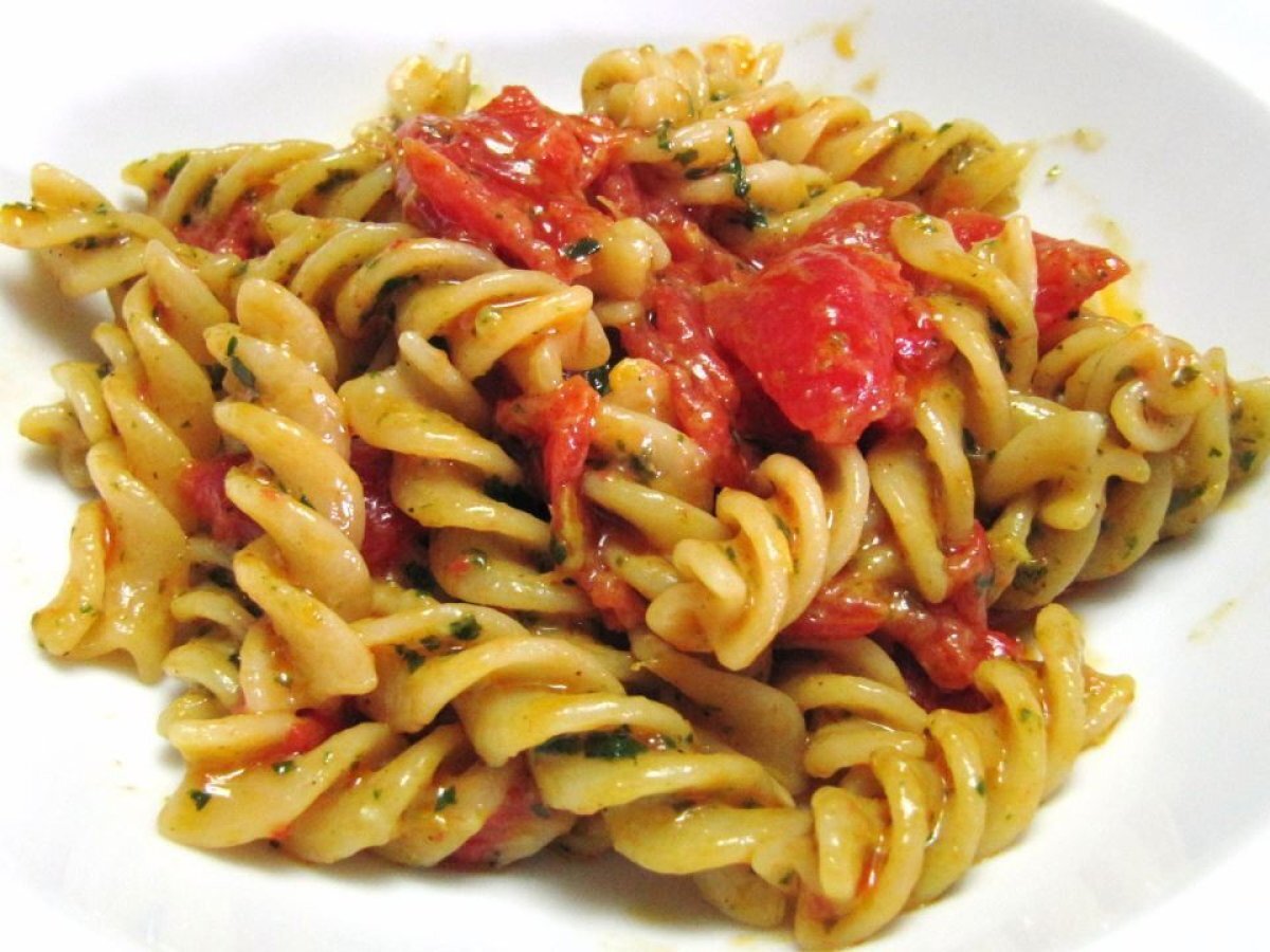 Fusilli pomodoro, pesto e limone