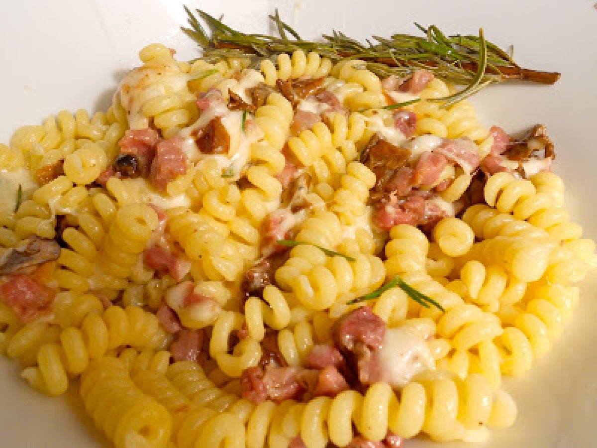 Fusilli rustici con prosciutto, funghi porcini e scamorza - foto 7