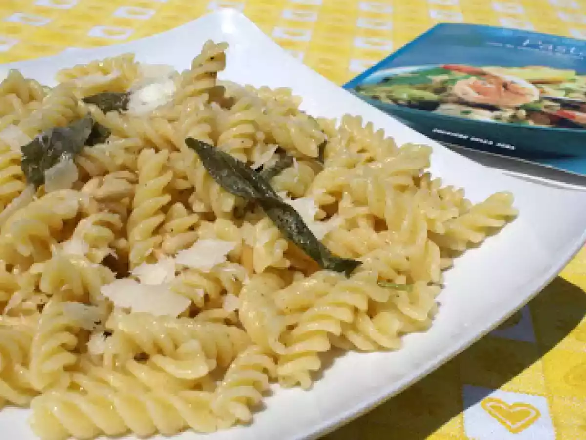 Fusilli salvia e pinoli