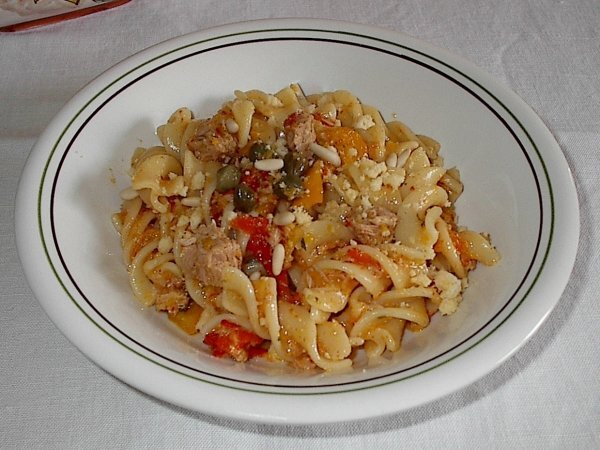 FUSILLONI AI PEPERONI, CON TONNO, CAPPERI E PINOLI