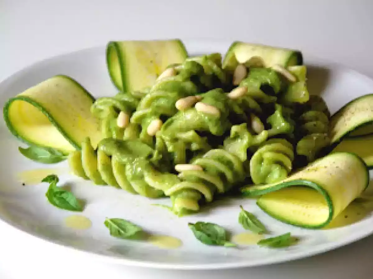 Fusilloni con pesto di zucchine e basilico: ricetta facile, fresca e gustosa