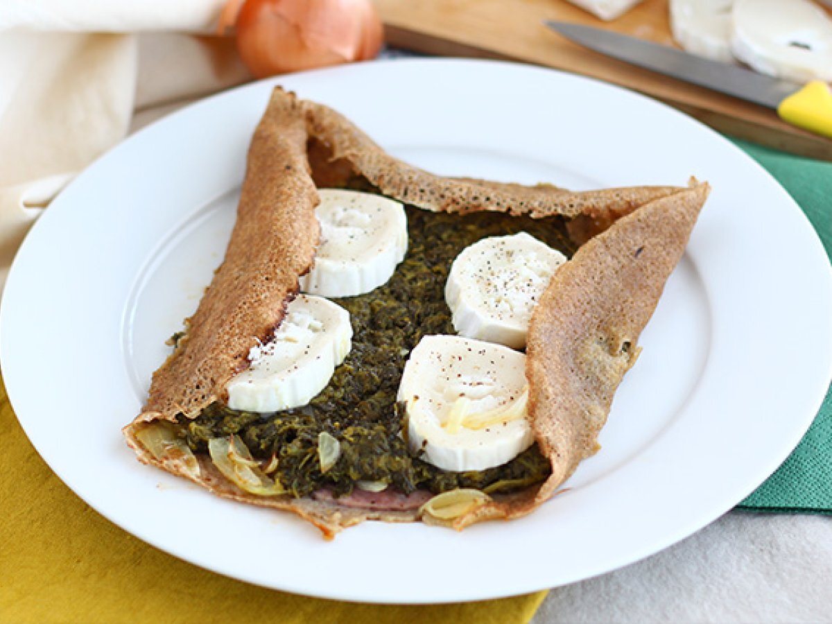 Galette con spinaci, prosciutto e formaggio caprino