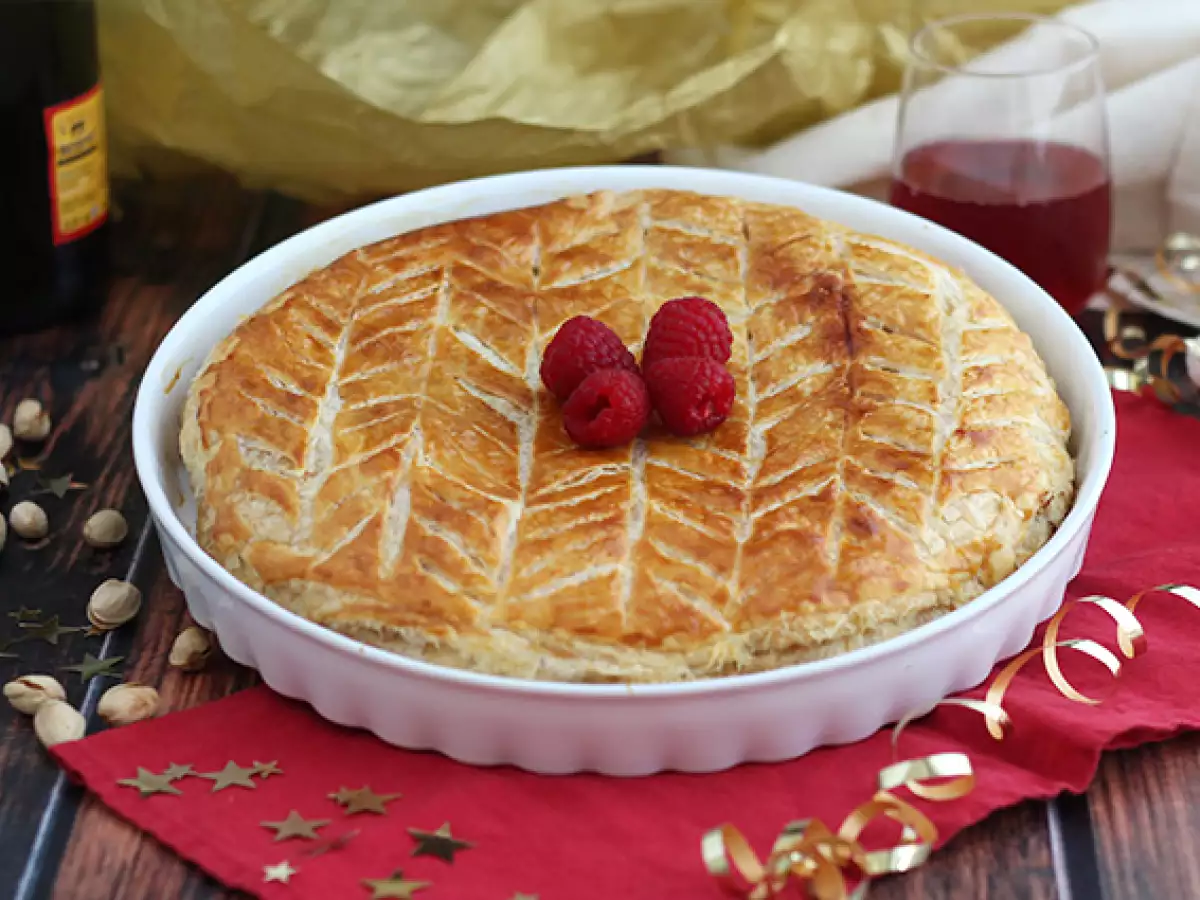 Galette des rois ai lamponi e pistacchio