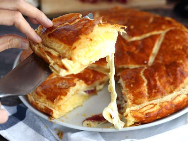 Galette des rois salata con patate, scamorza e salame Galette des rois salata con patate, scamorza e salame