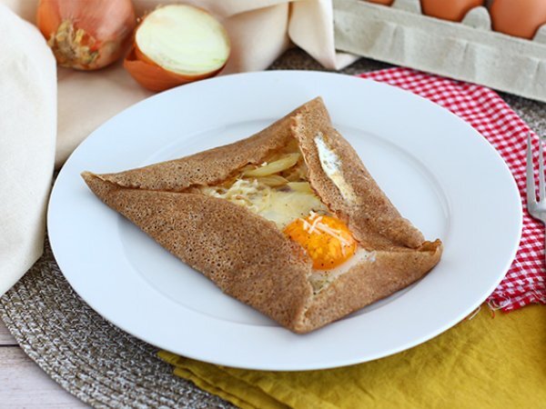 Galette di grano saraceno con prosciutto cotto, uovo e formaggio Galette di grano saraceno con prosciutto cotto, uovo e formaggio