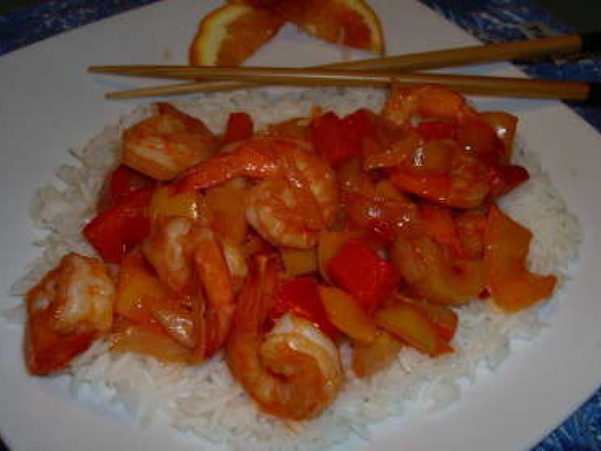 Gamberetti in salsa chili con letto di riso bianco