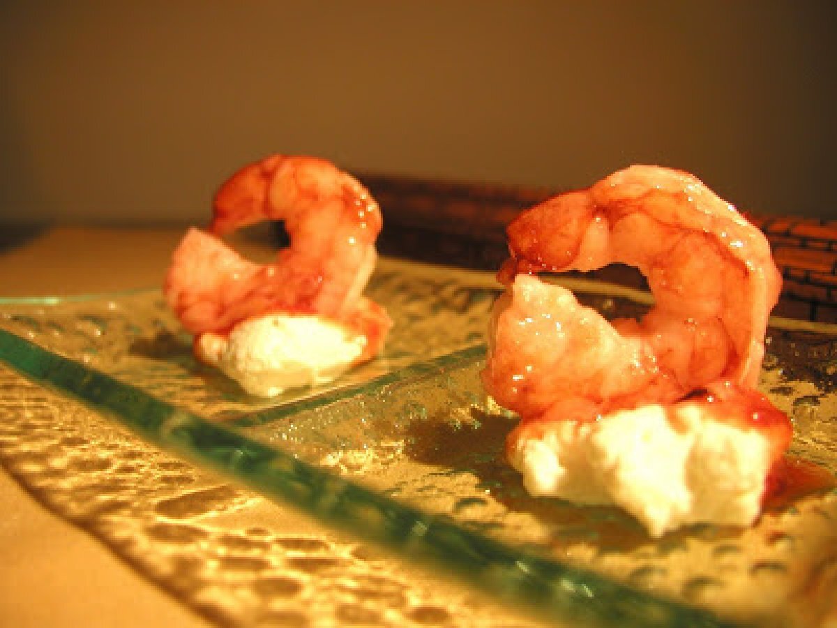Gamberi al Campari con quenelle di ricotta e confettura al peperoncino