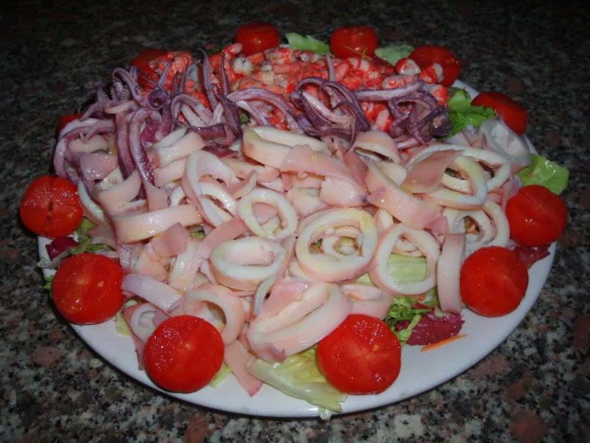 Gamberi e calamari lessati in court-bouillon