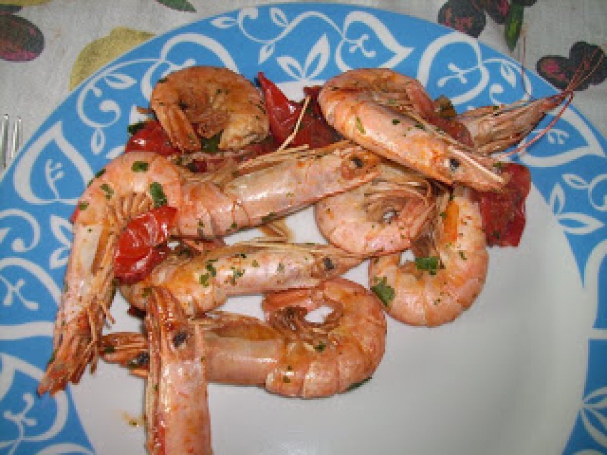 Gamberi in padella con pomodori pachino