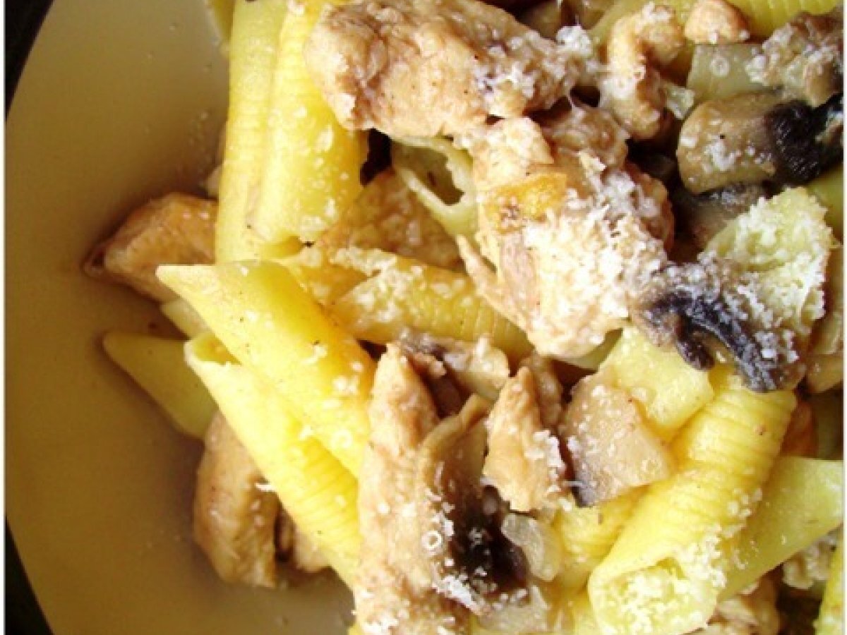 Garganelli con pollo e funghi