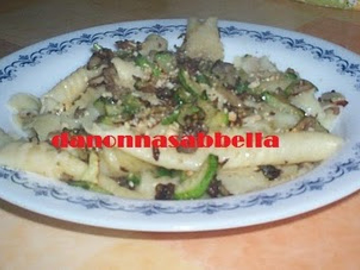 GARGANELLI FATTI IN CASA CON FUNGHI CHAMPIGNON, ZUCCHINE E PINOLI