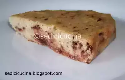 Gateau dolce di ricotta, con banane e cioccolato