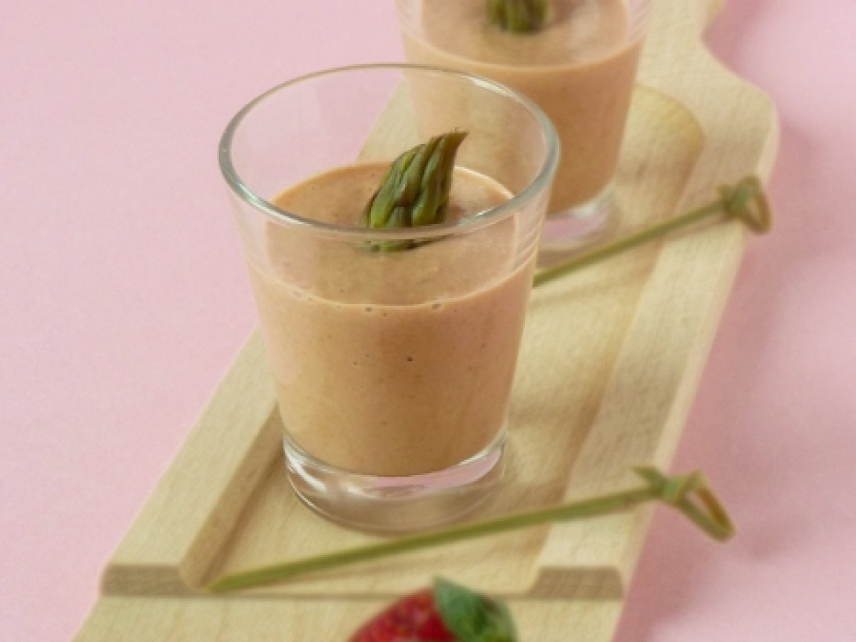 Gazpacho di fragole e asparagi