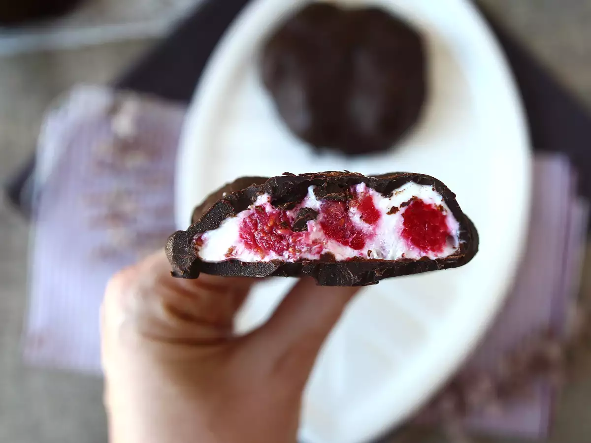 Gelati allo skyr con lamponi e cioccolato: ricetta sana e facile senza zucchero raffinato - foto 2