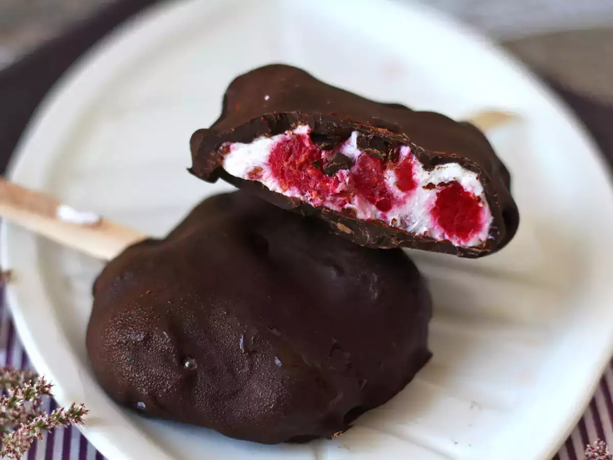 Gelati allo skyr con lamponi e cioccolato: ricetta sana e facile senza zucchero raffinato - foto 6