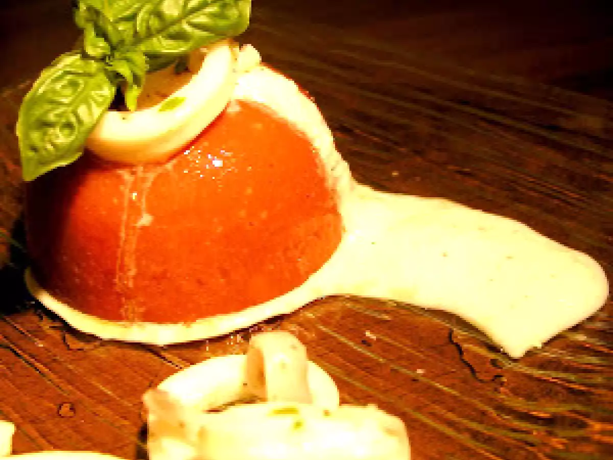 Gelatina di gazpacho con salsa di burrata e calamari al limone