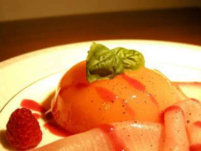 Gelatina di melone con spada affumicato e salsa di lamponi