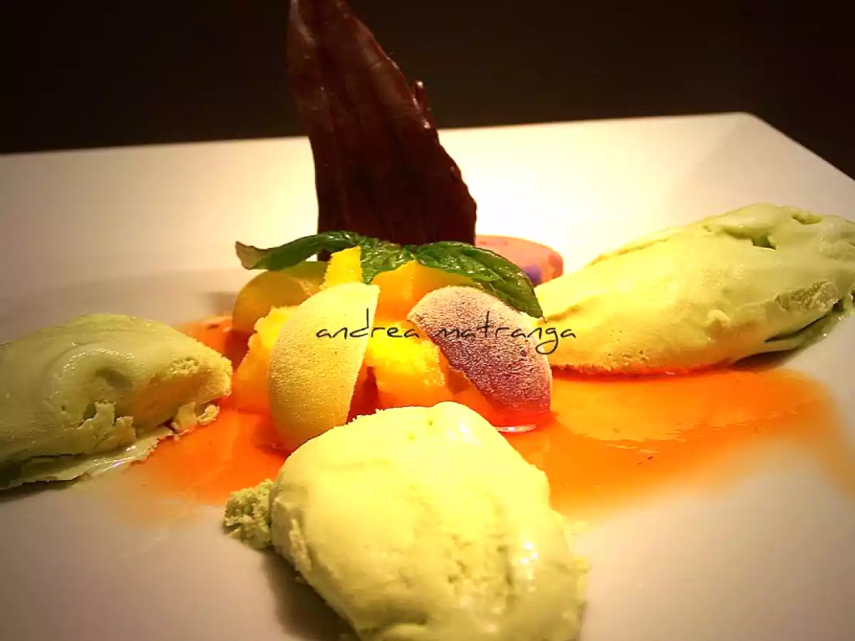 Gelato al basilico in salsa di fichi d'India