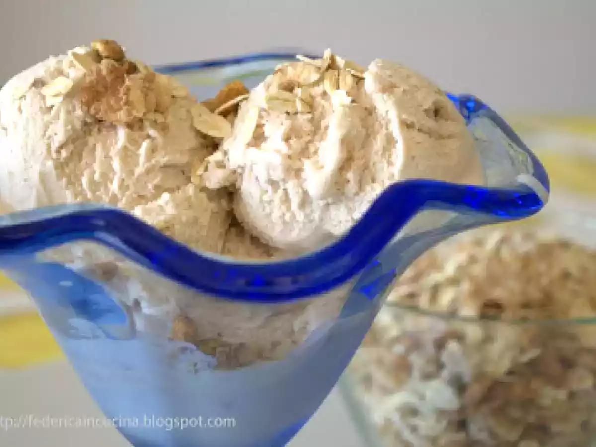 Gelato al cioccolato bianco al latte e cereali