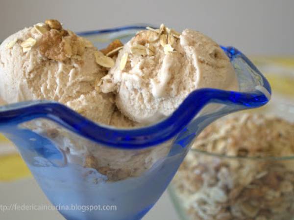 Gelato al cioccolato bianco al latte e cereali