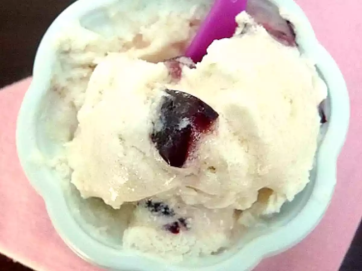 Gelato al mascarpone all'acqua di rose con ciliegie