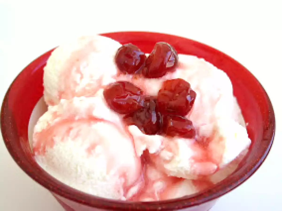 Gelato allo yogurt variegato all'amarena