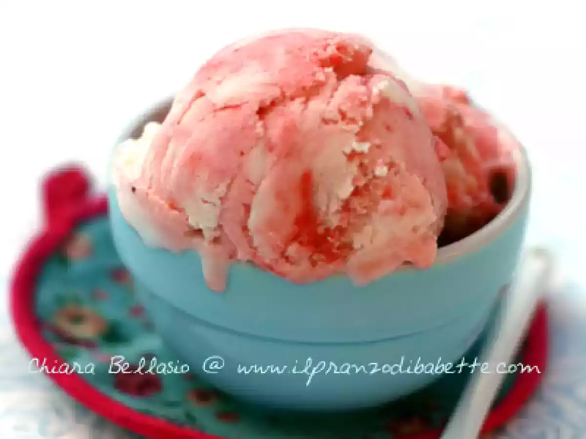 Gelato allo yogurt variegato alla fragola