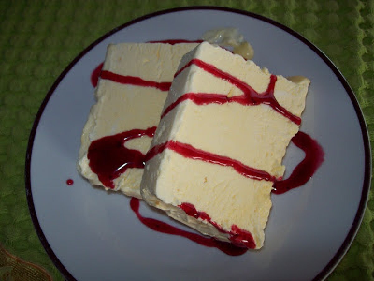 GELATO CON SALSA DI LAMPONI