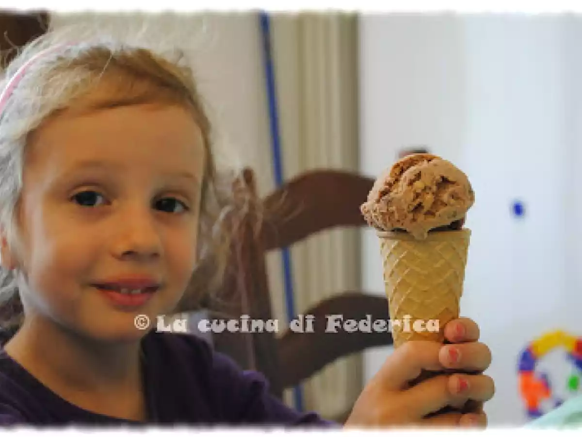 Gelato con wafer e nocciole