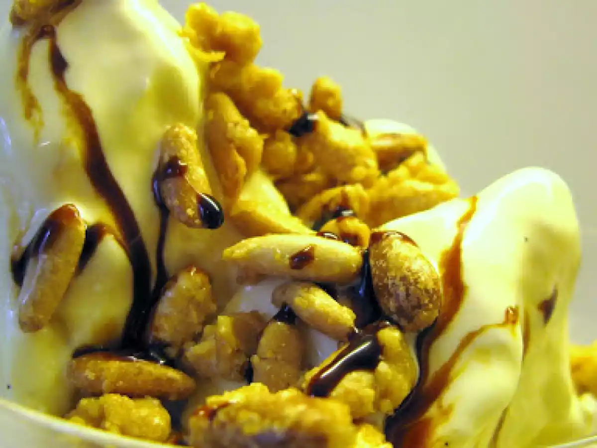 Gelato di crema, pinoli pralinati e melassa di fichi