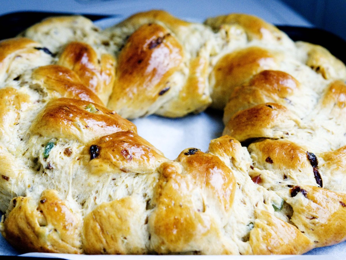 Ghirlanda di pane di Natale (con uvetta e frutta candita)