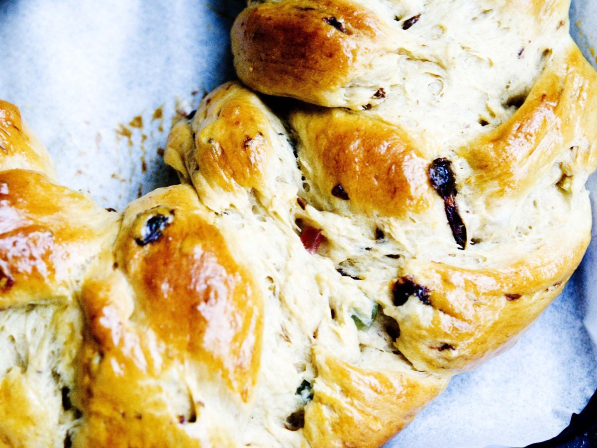 Ghirlanda di pane di Natale (con uvetta e frutta candita) - foto 2