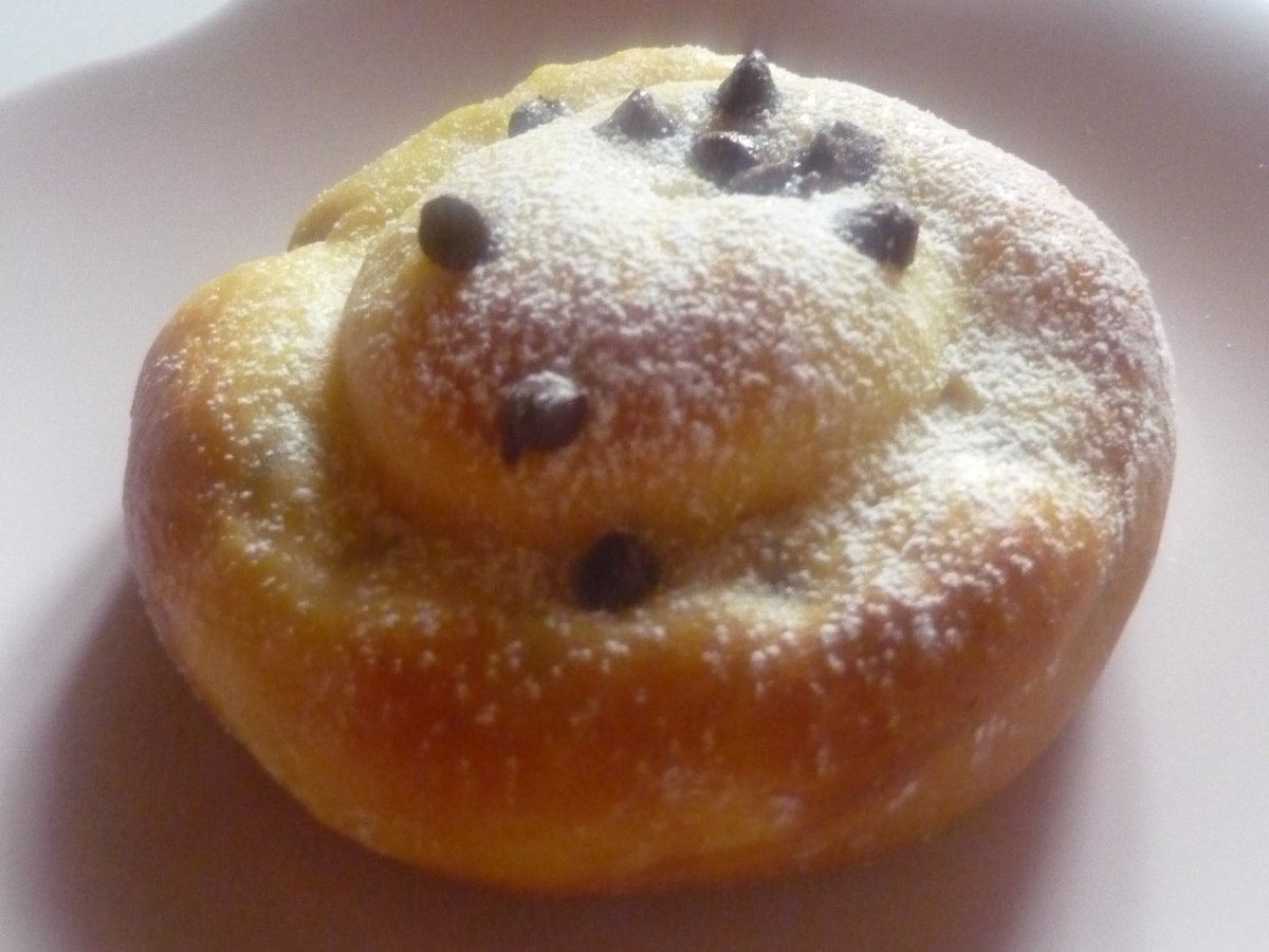 Girelle alla crema pasticcera con gocce di cioccolato