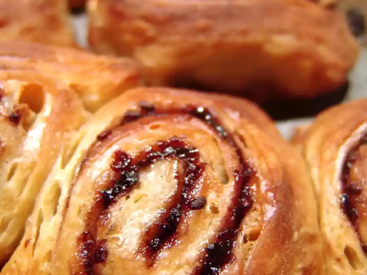 Girelle di pasta sfoglia con confettura di more