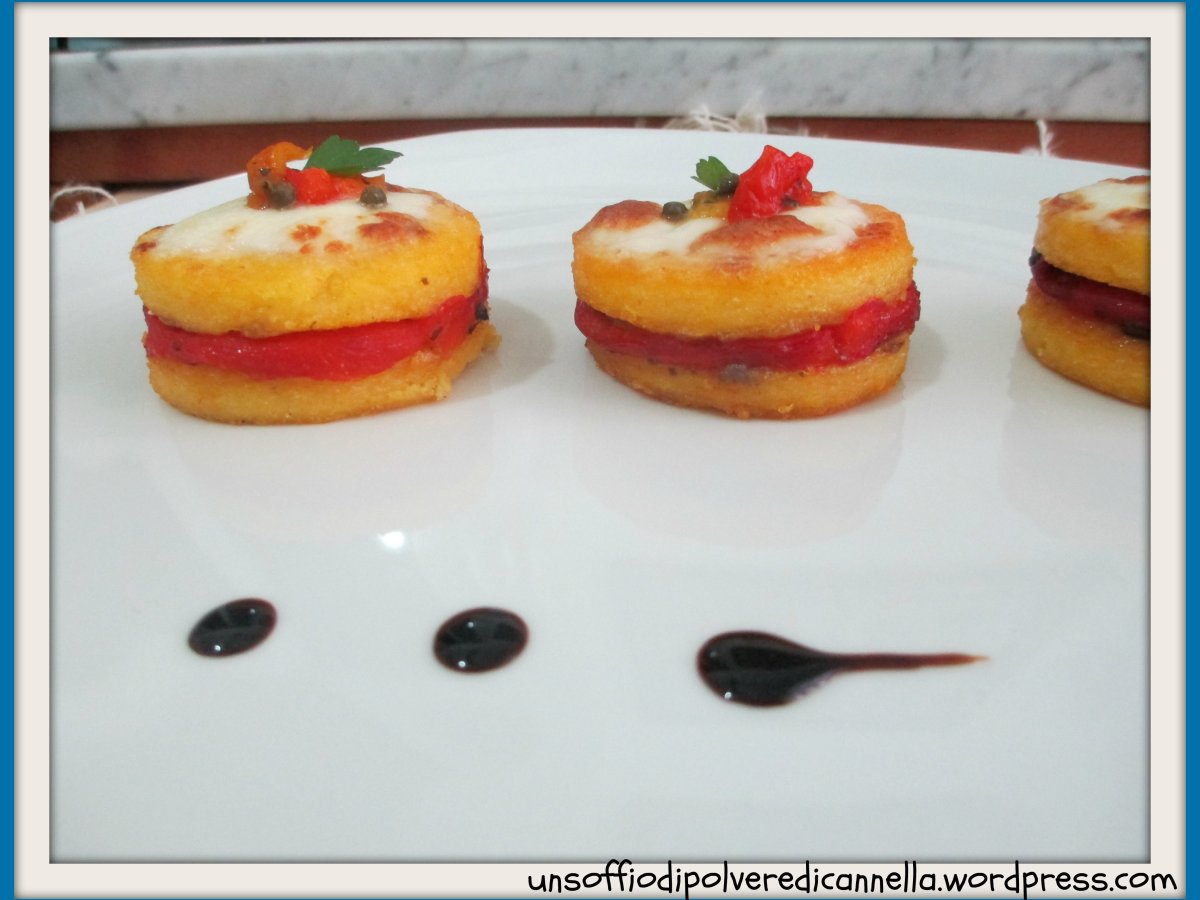 GLI SFORMATINI DI POLENTA CON MOZZARELLA, ACCIUGHE E PEPERONE