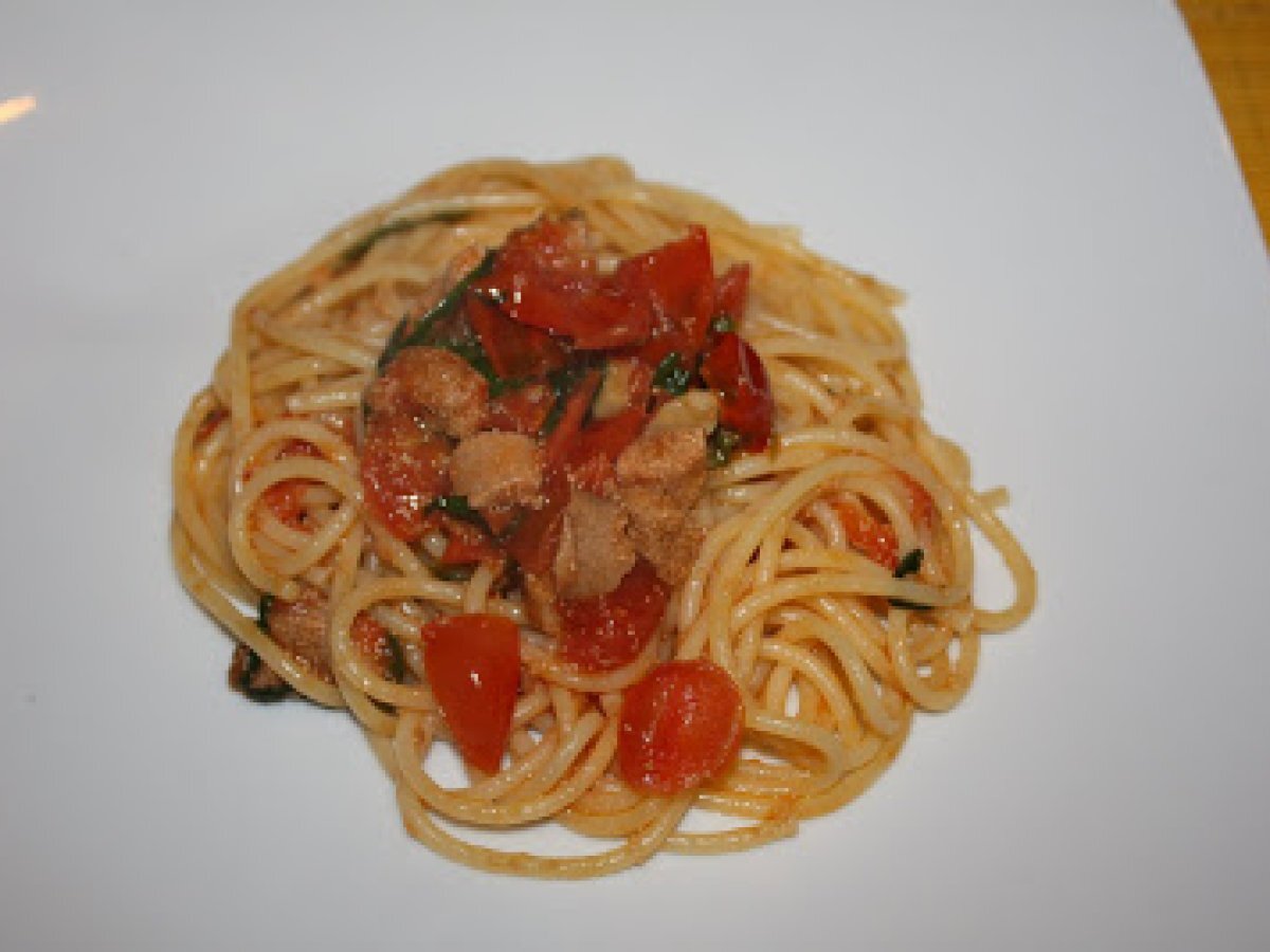 Gli spaghetti con bottarga di sgombro e rucola