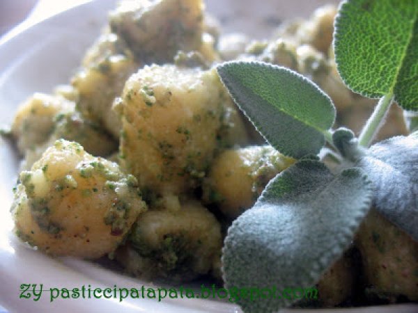 Gnocchetti al pesto di salvia e nocciole