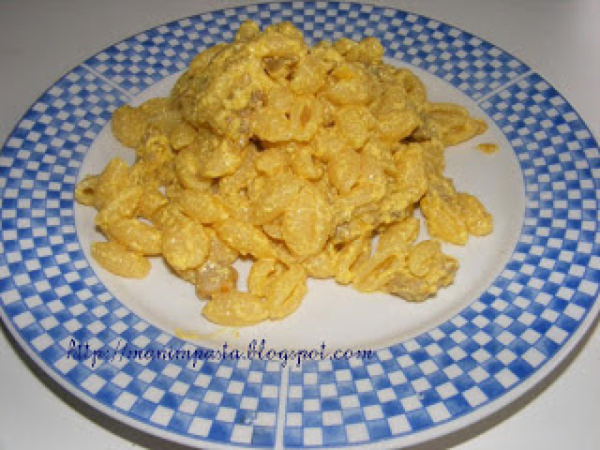 Gnocchetti alla crema di ricotta e zafferano con salsicce fresche