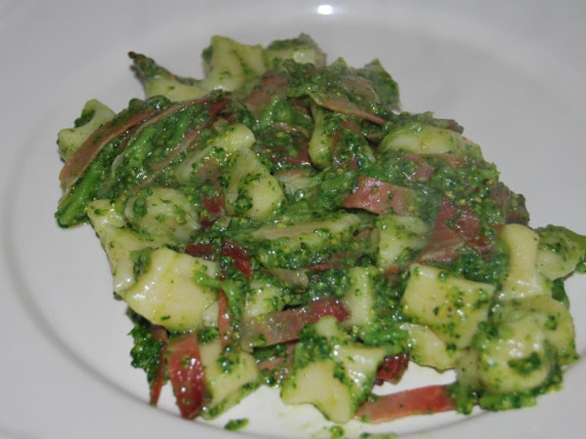 Gnocchetti con crema di broccoli e speck croccante