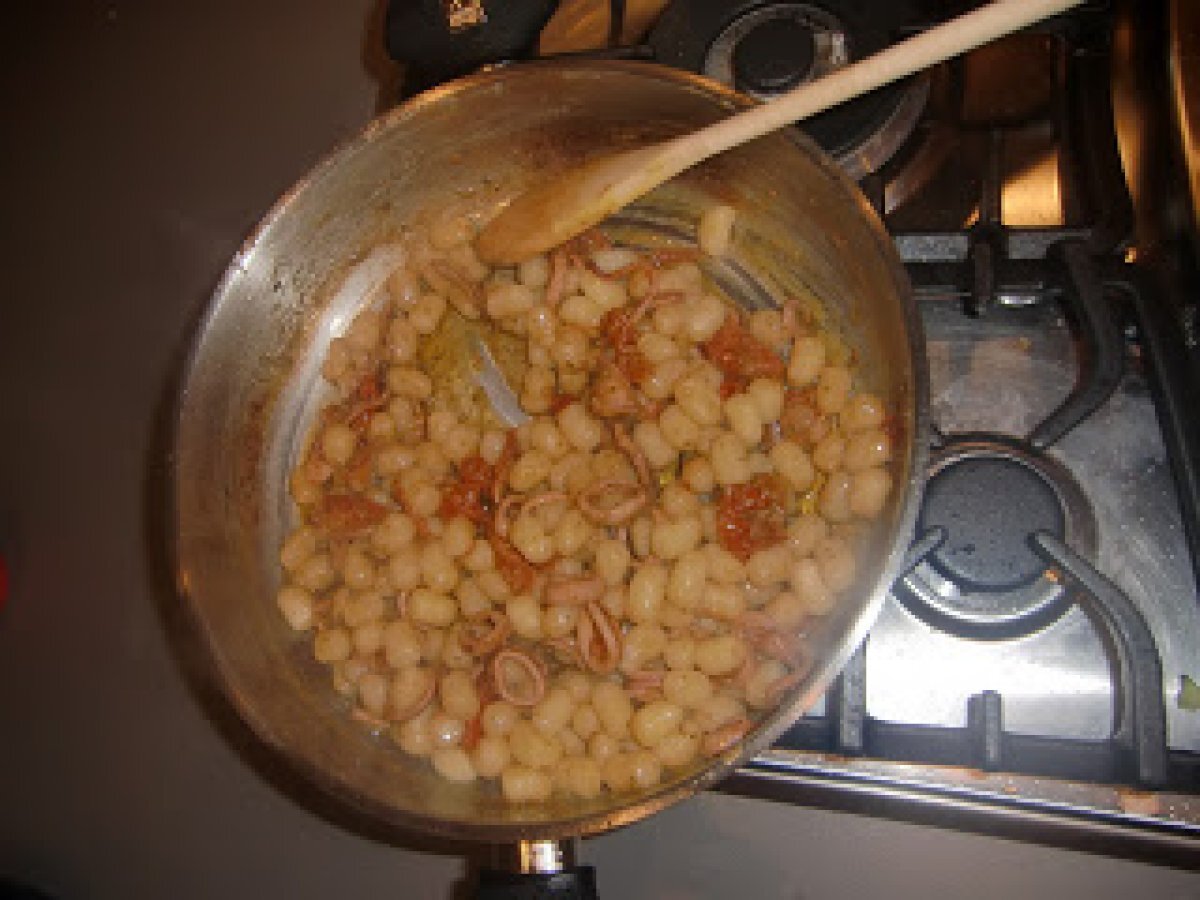 Gnocchetti con totani e pesto
