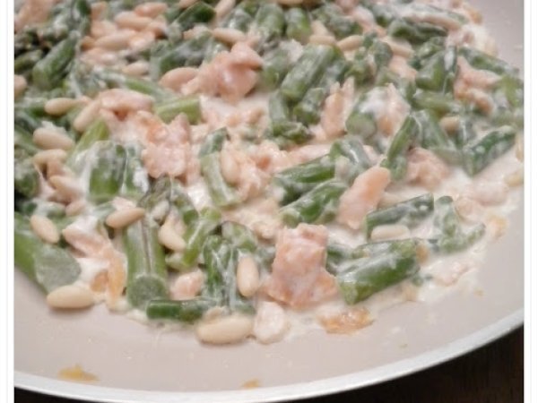 Gnocchetti cremosi asparagi, salmone e pinoli